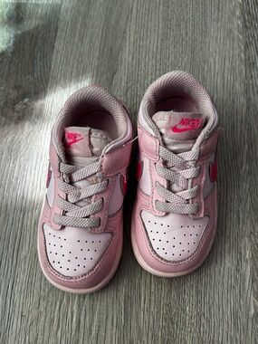 Nike Girls Pink and Hot Pink Low-Top Sneakers